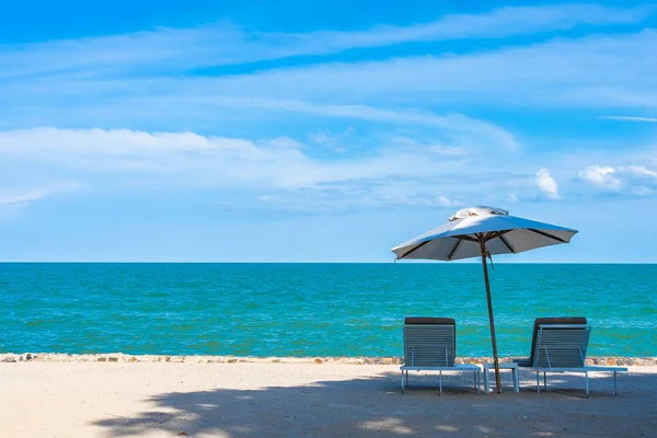 Beautiful umbrella and chair around beach sea ocean with blue sk — Stock Photo, Image