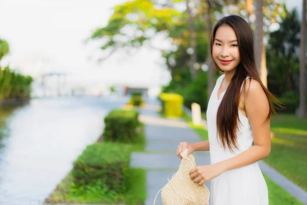 Porträt schöne junge asiatische Frau glücklich und lächeln auf dem Schnabel — Stockfoto