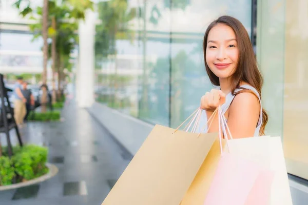 초상화 아름다운 젊은 아시아 여자 행복하고 shoppi와 미소 — 스톡 사진