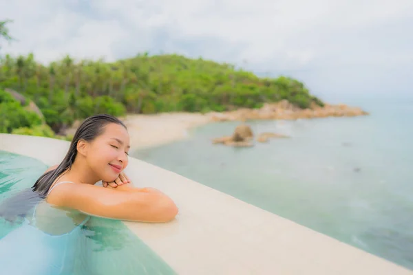 Портрет молодой азиатской женщины расслабиться улыбка счастлива вокруг наружного плавания — стоковое фото