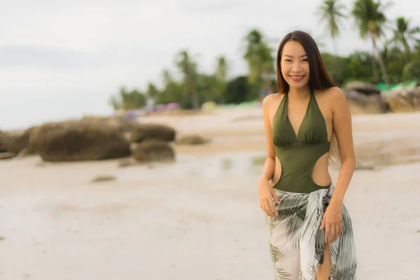 Porträtt vackra asiatiska kvinnor Happy Smile slappna av på den tropiska — Stockfoto