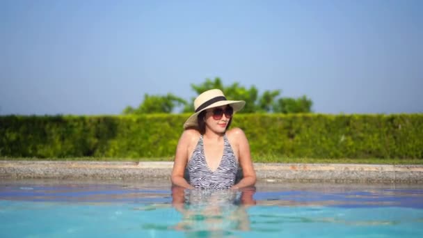 Imagens Bela Mulher Asiática Relaxante Piscina Hotel — Vídeo de Stock