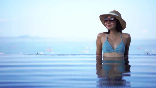 Imagens Bela Mulher Asiática Relaxante Piscina Hotel — Vídeo de Stock