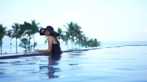 Imagens Bela Mulher Asiática Relaxante Piscina Hotel — Vídeo de Stock