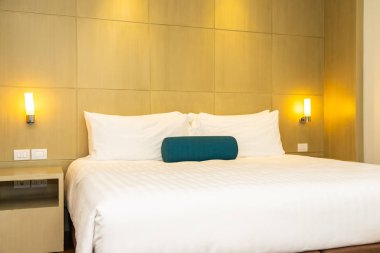 Yatak dekorasyon iç güzel beyaz yastık ve battaniye