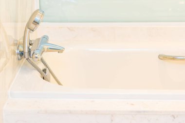 Tuvalet ve banyoda beyaz lüks küvet dekorasyonu