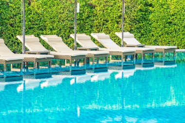 Otel re açık yüzme havuzu etrafında Şemsiye ve sandalye kanepe