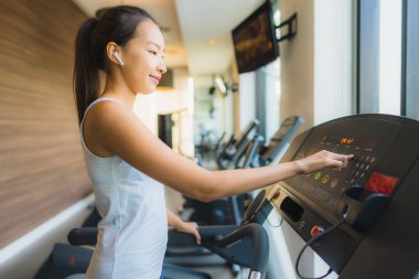 Portre güzel genç spor asya kadın egzersiz ve egzersiz