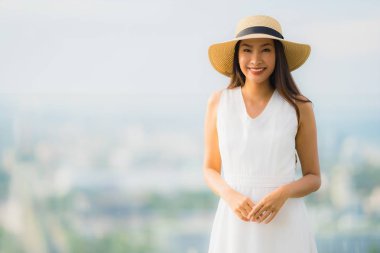 Portre güzel genç Asyalı kadın mutlu gülümseme ro üzerinde Relax
