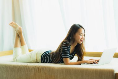 Portre güzel genç Asya kadın kullanarak bilgisayar Notebook veya 