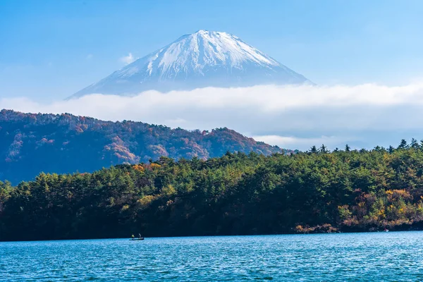 Beautiful landscape of mountain fuji with maple leaf tree around — Stock Photo, Image