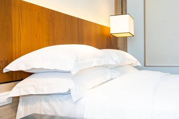 ベッドの装飾に白の快適な枕 — ストック写真