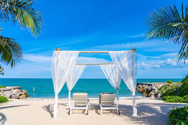 Bellissimo ombrellone e sedia intorno spiaggia mare oceano con sk blu — Foto Stock