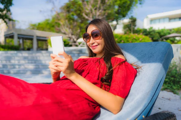 Portrait belle jeune femme asiatique avec téléphone cellulaire ou mobile p — Photo