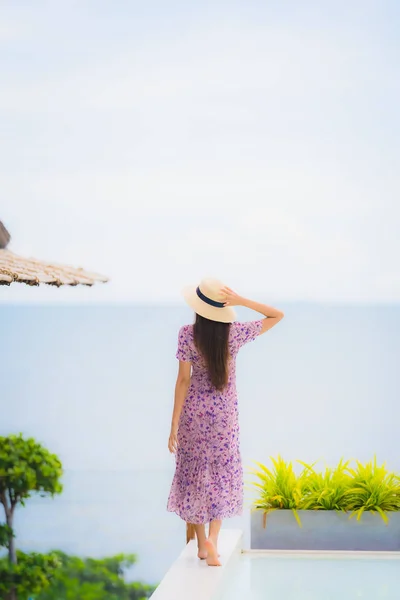 Portrait beautiful young asian woman looking at sea ocean with h — Stock Photo, Image