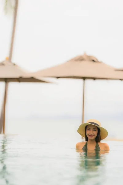 Retrato hermosa joven asiática mujer relajarse en lujo al aire libre swi — Foto de Stock