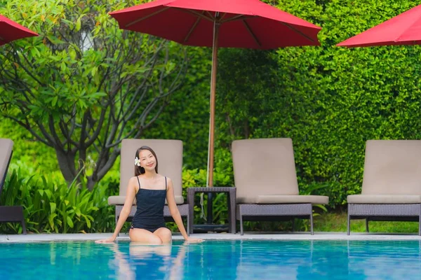 Retrato jovem mulher asiática relaxar sorriso feliz em torno de natação ao ar livre — Fotografia de Stock