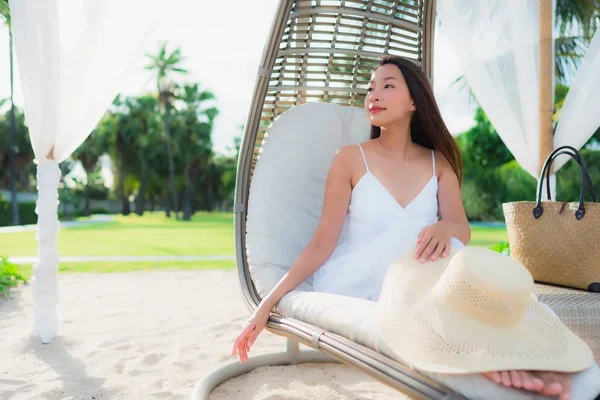 Retrato hermoso asiático mujeres alrededor de playa mar océano con feliz — Foto de Stock