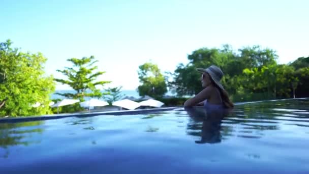 Metraje Hermosa Mujer Asiática Relajándose Piscina Hotel — Vídeo de stock