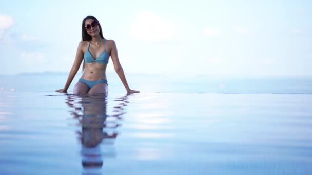 Imagens Bela Mulher Asiática Relaxante Piscina Hotel — Vídeo de Stock