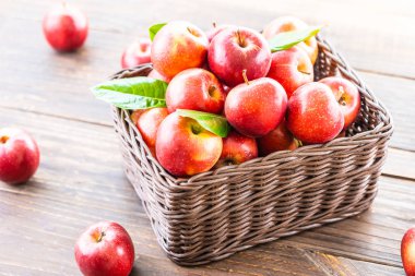 Sepet içinde kırmızı elma