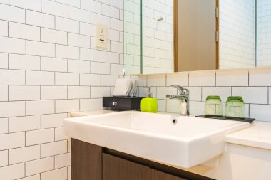 Su musluk ve lavabo dekorasyon iç