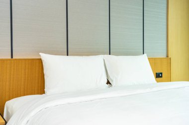 Güzel lüks rahat beyaz yastık ve battaniye yatakta