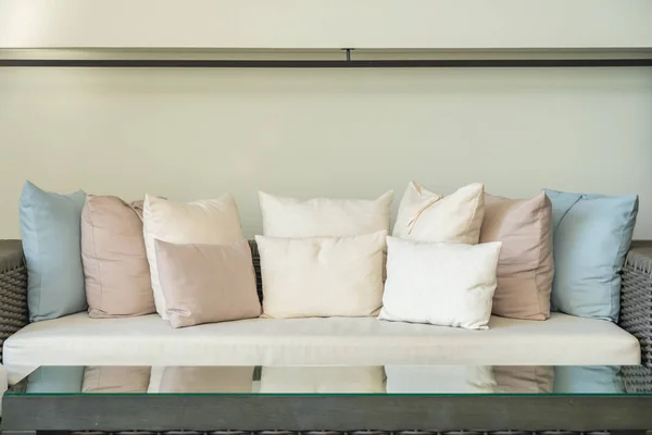 Almohada en la decoración del sofá en el interior del salón — Foto de Stock
