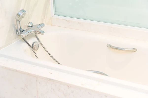 Bañera de lujo blanca decoración en inodoro y baño —  Fotos de Stock