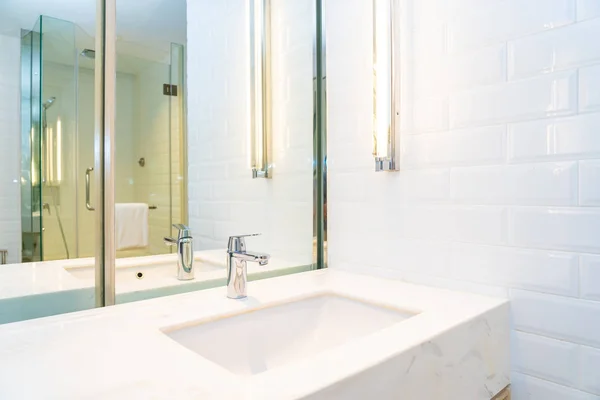 浴室室内的水龙头水和水槽装饰 — 图库照片