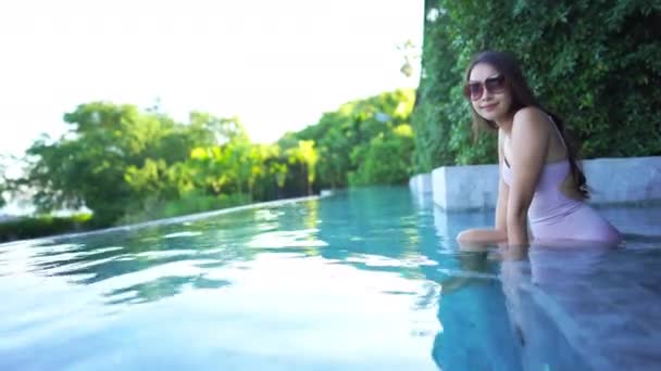 Filmati Una Bella Donna Asiatica Che Rilassa Piscina Hotel — Video Stock