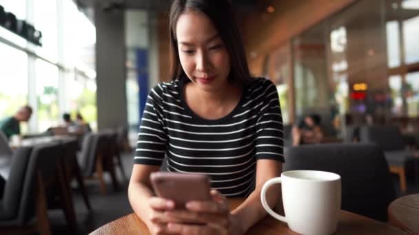 Imagens Bela Mulher Asiática Sentada Restaurante Usando Smartphone — Vídeo de Stock