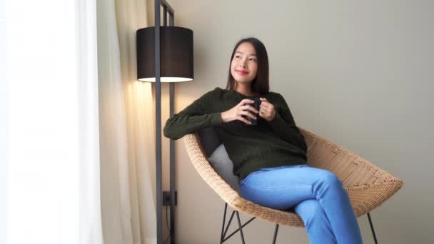 美人アジア人女性が一人で家でホットコーヒーを飲みながら — ストック動画