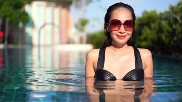 Footage Beautiful Asian Woman Relaxing Pool Hotel — Stock Video