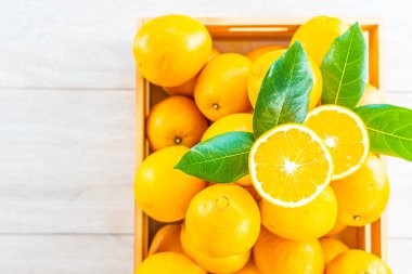 Taze portakal meyve masada