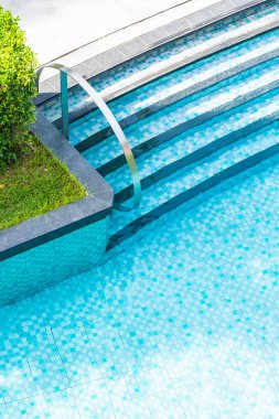 Dinlenmek için açık yüzme havuzu