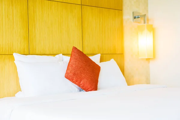 Cuscino bianco confortevole sulla decorazione del letto — Foto Stock