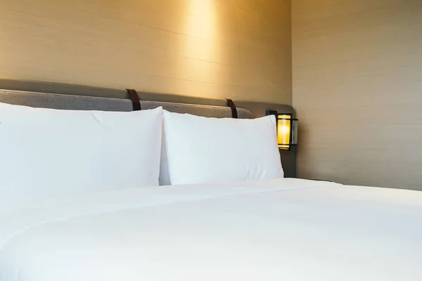 Blanco almohada cómoda en la decoración de la cama — Foto de Stock