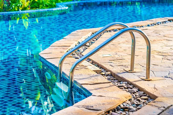 Leiter oder Treppe rund um das Schwimmbad in Hotel und Resort für Lei — Stockfoto