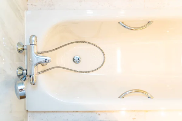 Bianco decorazione vasca da bagno di lusso in bagno e toilette — Foto Stock