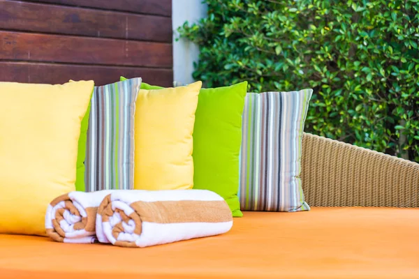 Guarda-chuva e sofá cadeira em torno da piscina exterior no hotel re — Fotografia de Stock