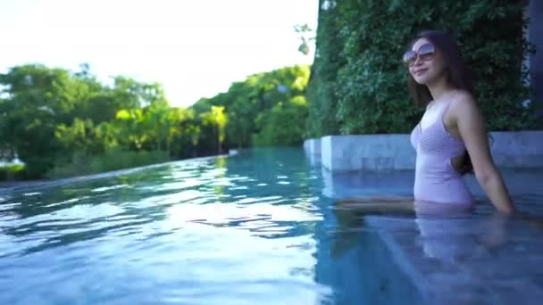 Imagens Bela Mulher Asiática Relaxante Piscina Hotel — Vídeo de Stock