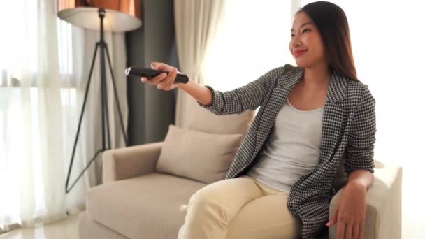 Imagens Bela Mulher Asiática Passando Tempo Sozinho Casa Assistindo — Vídeo de Stock