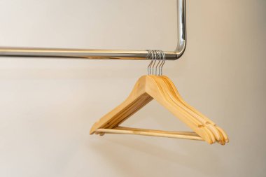 Odanın içinde elbise askısı süslemesi