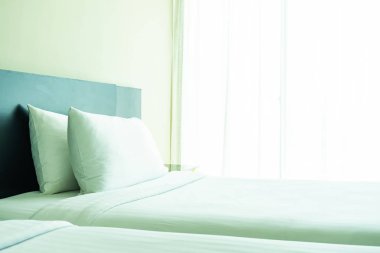 Yastık ve battaniye yatağın üzerinde, içinde lamba süslemesi var.