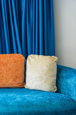 Koltuğun iç tarafında yastık var.