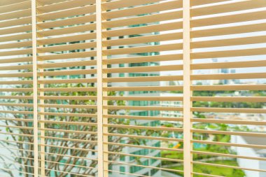 Pencerenin iç dekorasyonunu köreltir