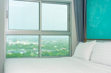 Yastık ve battaniye yatağın üzerinde, içinde lamba süslemesi var.