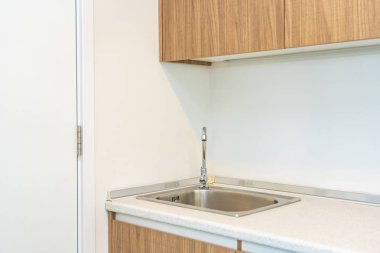 Mutfağın içindeki musluk ve lavabo dekorasyonu.