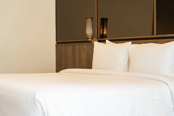 ライトランプの装飾が施されたベッドの上の枕と毛布インテリア — ストック写真
